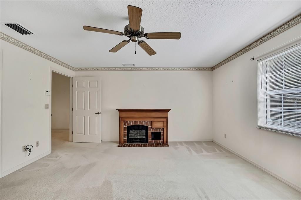 合同活跃: $359,000 (4 贝兹, 2 浴室, 2556 平方英尺)