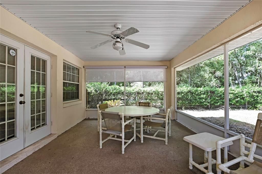 合同活跃: $359,000 (4 贝兹, 2 浴室, 2556 平方英尺)