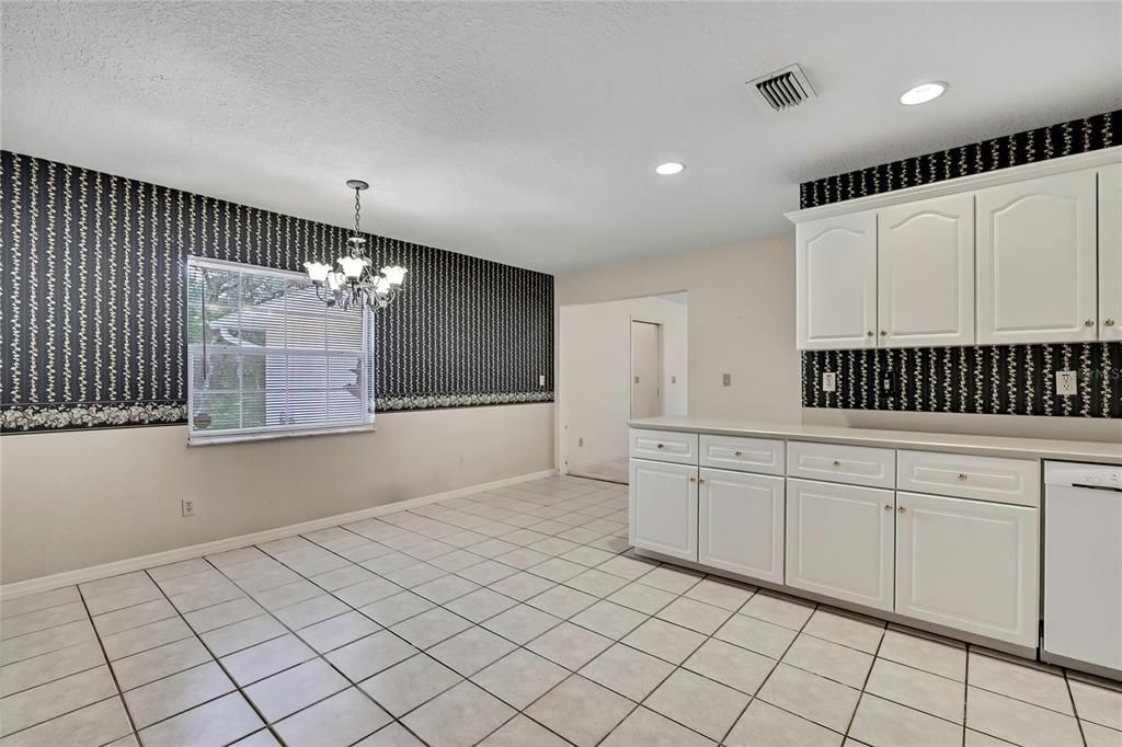 合同活跃: $359,000 (4 贝兹, 2 浴室, 2556 平方英尺)