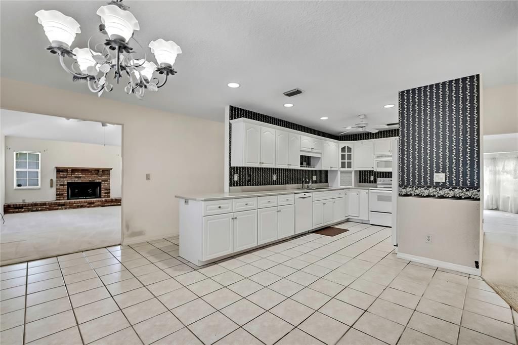 合同活跃: $359,000 (4 贝兹, 2 浴室, 2556 平方英尺)