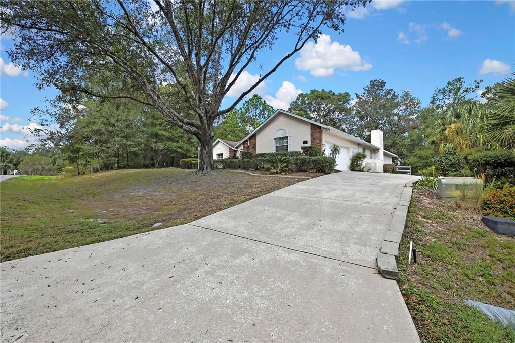 合同活跃: $359,000 (4 贝兹, 2 浴室, 2556 平方英尺)