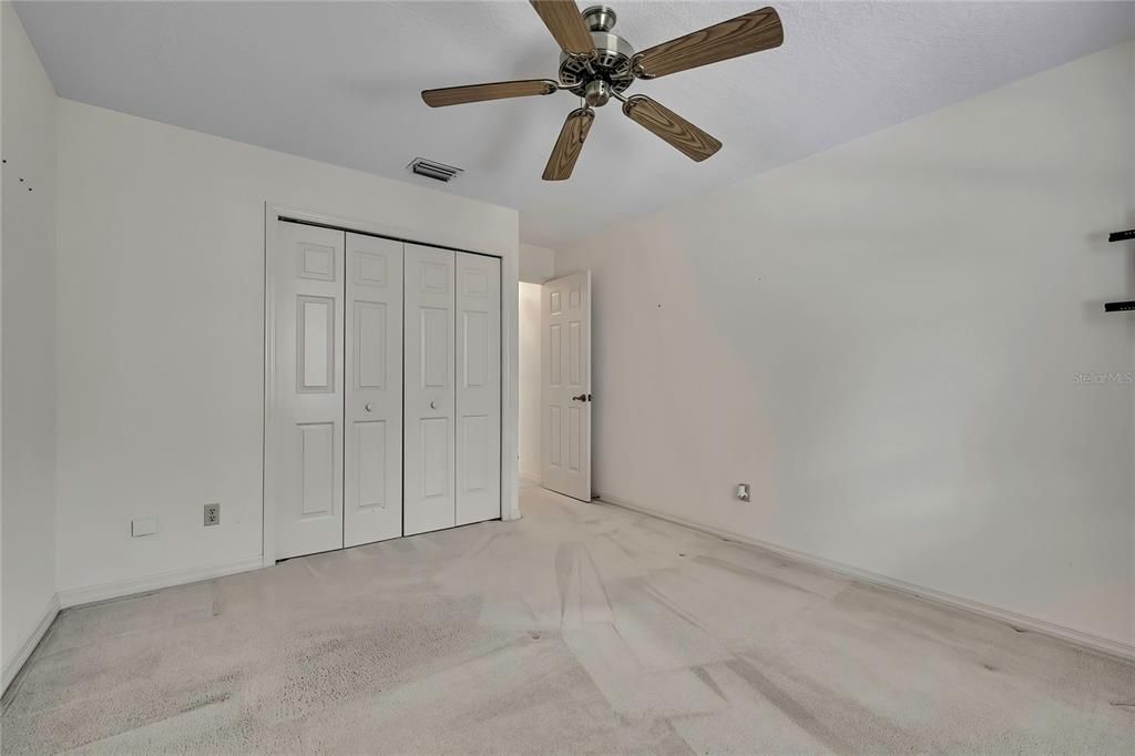 合同活跃: $359,000 (4 贝兹, 2 浴室, 2556 平方英尺)