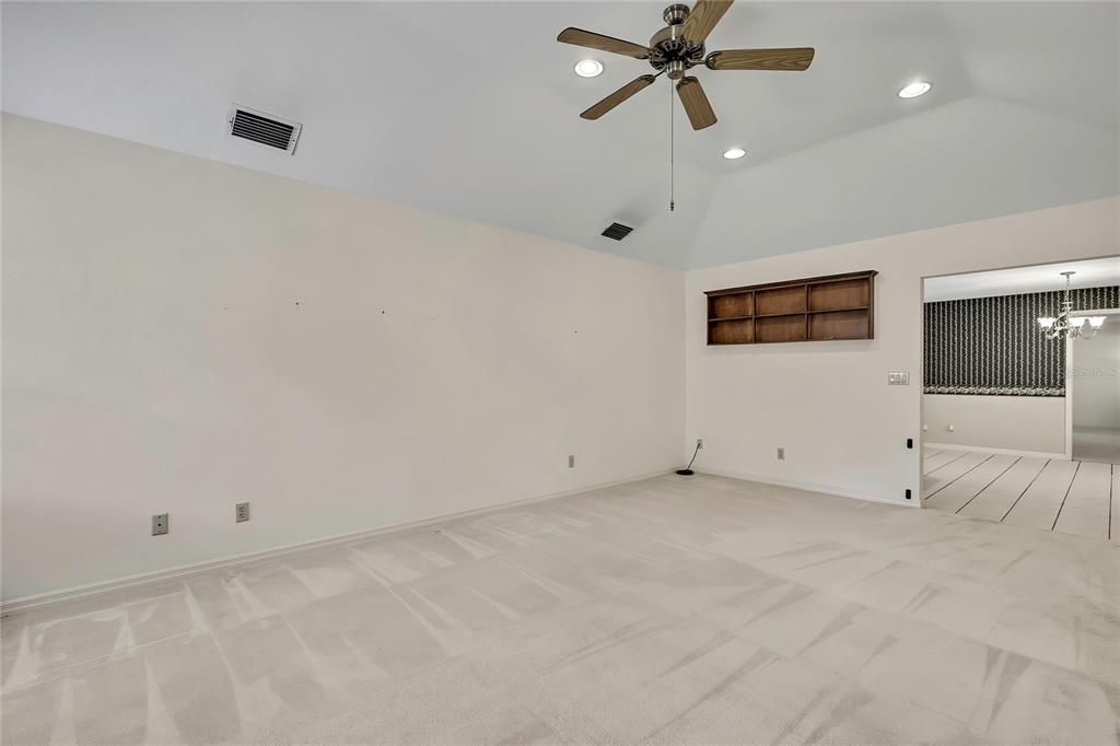 合同活跃: $359,000 (4 贝兹, 2 浴室, 2556 平方英尺)