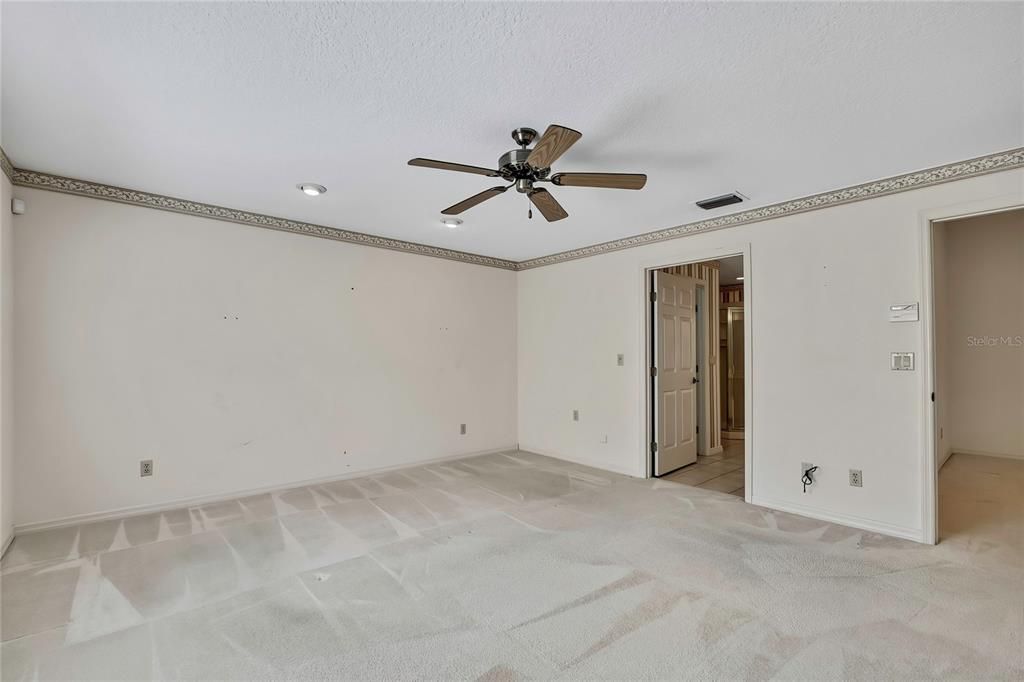 合同活跃: $359,000 (4 贝兹, 2 浴室, 2556 平方英尺)