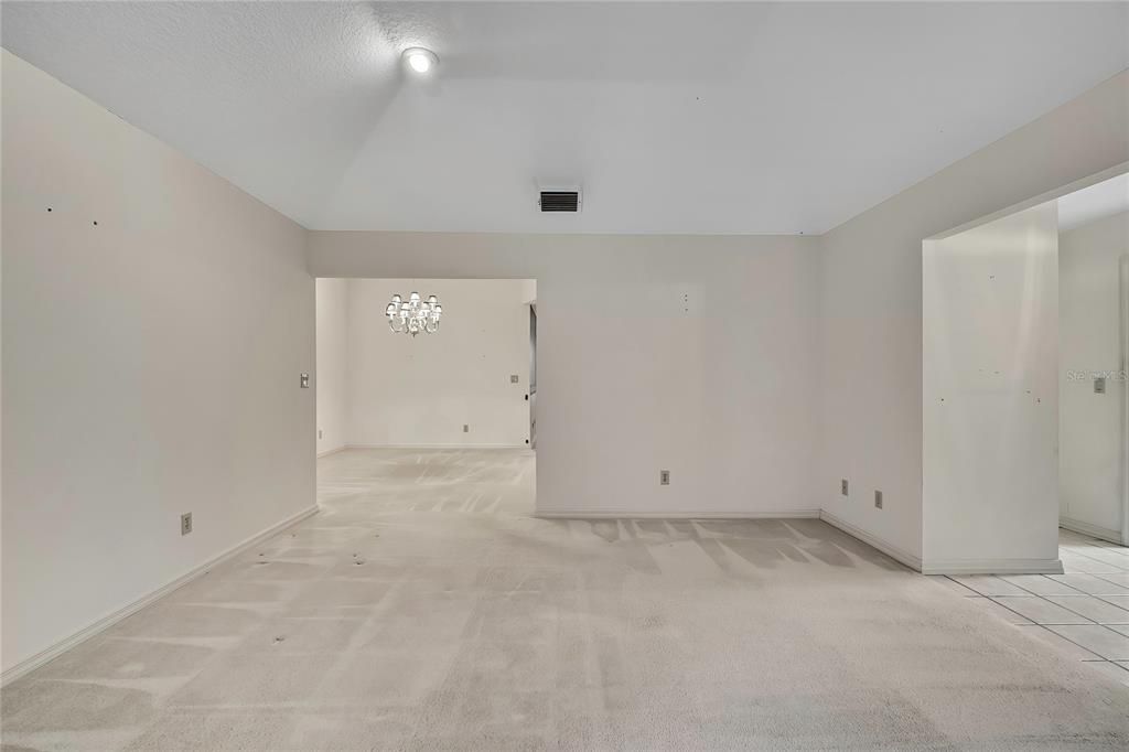 合同活跃: $359,000 (4 贝兹, 2 浴室, 2556 平方英尺)