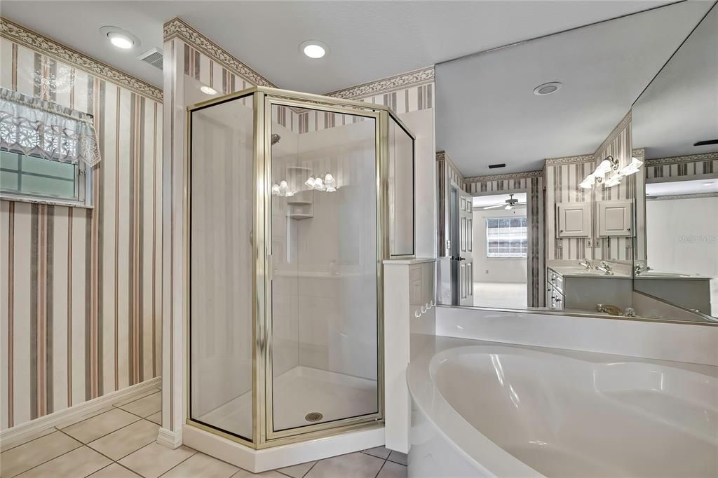 合同活跃: $359,000 (4 贝兹, 2 浴室, 2556 平方英尺)