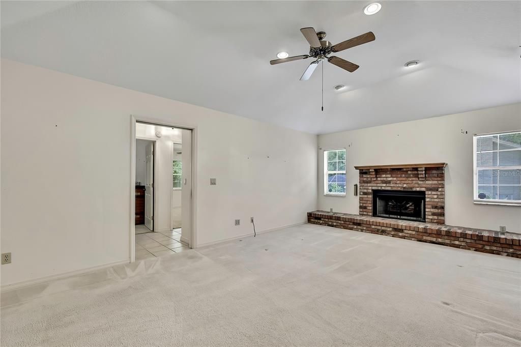 合同活跃: $359,000 (4 贝兹, 2 浴室, 2556 平方英尺)