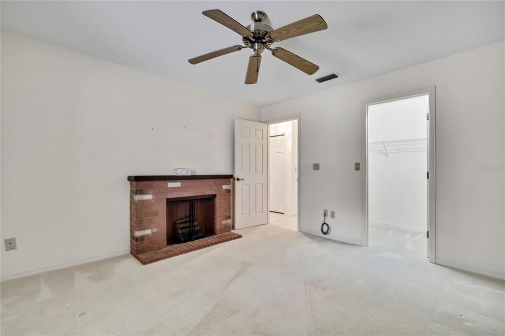 合同活跃: $359,000 (4 贝兹, 2 浴室, 2556 平方英尺)