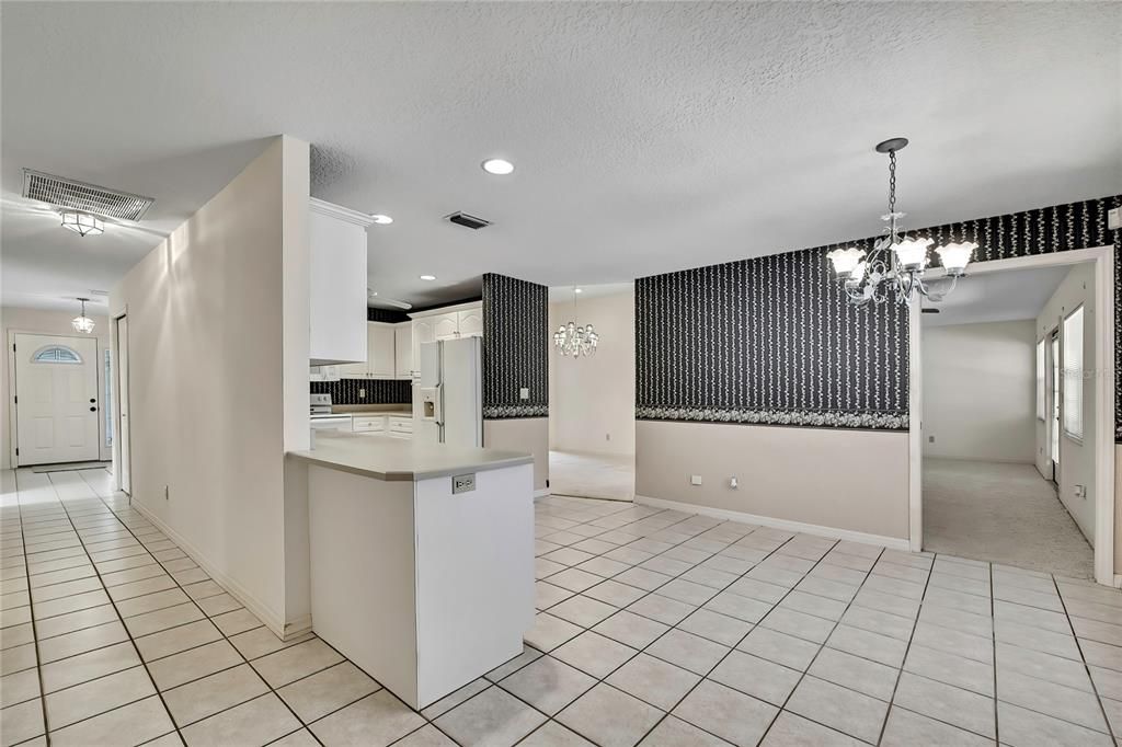 合同活跃: $359,000 (4 贝兹, 2 浴室, 2556 平方英尺)