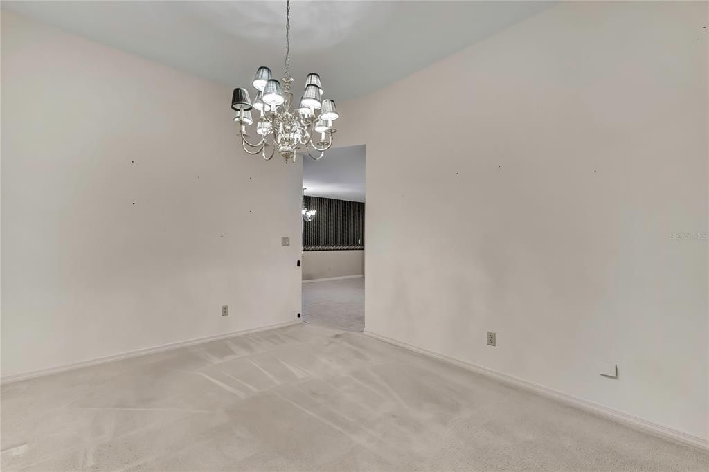 合同活跃: $359,000 (4 贝兹, 2 浴室, 2556 平方英尺)