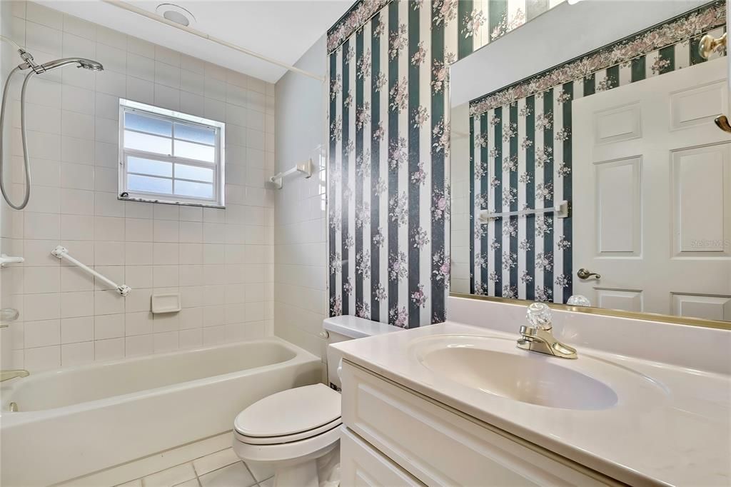 合同活跃: $359,000 (4 贝兹, 2 浴室, 2556 平方英尺)