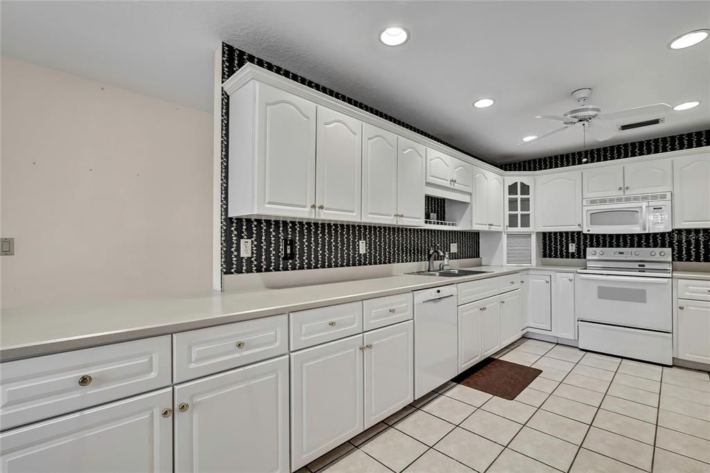 合同活跃: $359,000 (4 贝兹, 2 浴室, 2556 平方英尺)