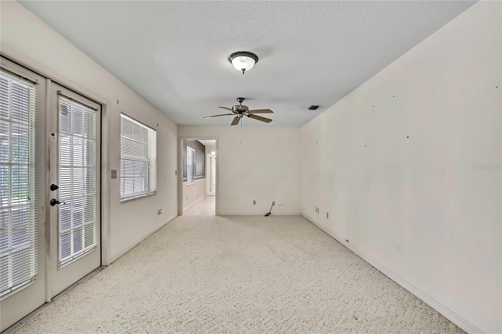 合同活跃: $359,000 (4 贝兹, 2 浴室, 2556 平方英尺)