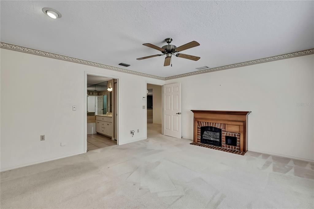 合同活跃: $359,000 (4 贝兹, 2 浴室, 2556 平方英尺)