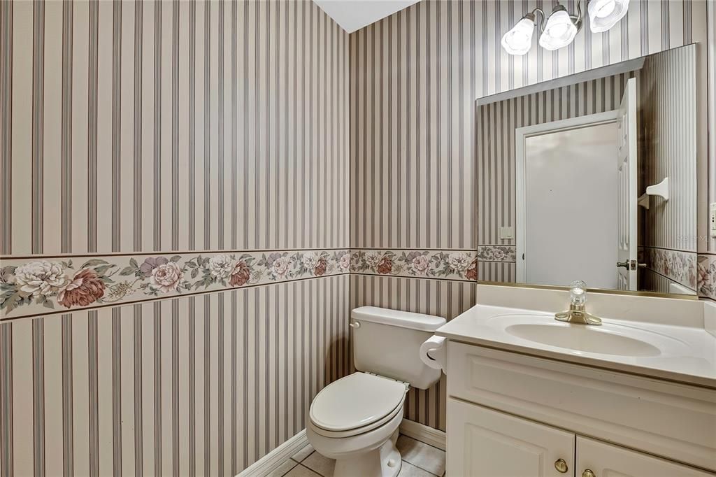 合同活跃: $359,000 (4 贝兹, 2 浴室, 2556 平方英尺)