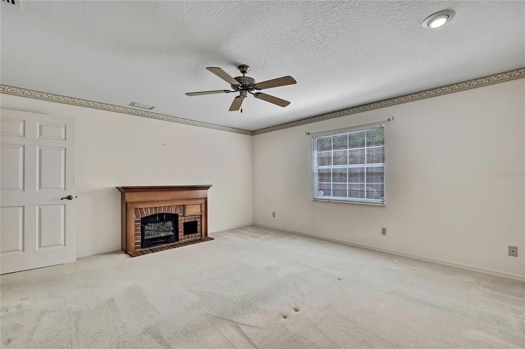 合同活跃: $359,000 (4 贝兹, 2 浴室, 2556 平方英尺)