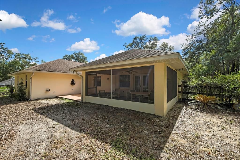 合同活跃: $359,000 (4 贝兹, 2 浴室, 2556 平方英尺)