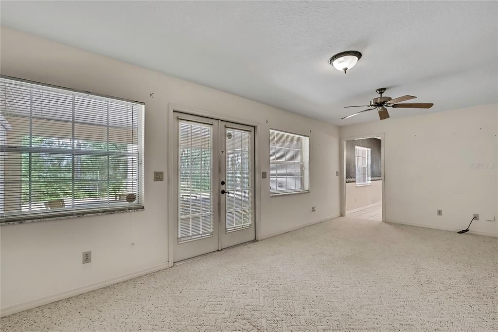 合同活跃: $359,000 (4 贝兹, 2 浴室, 2556 平方英尺)