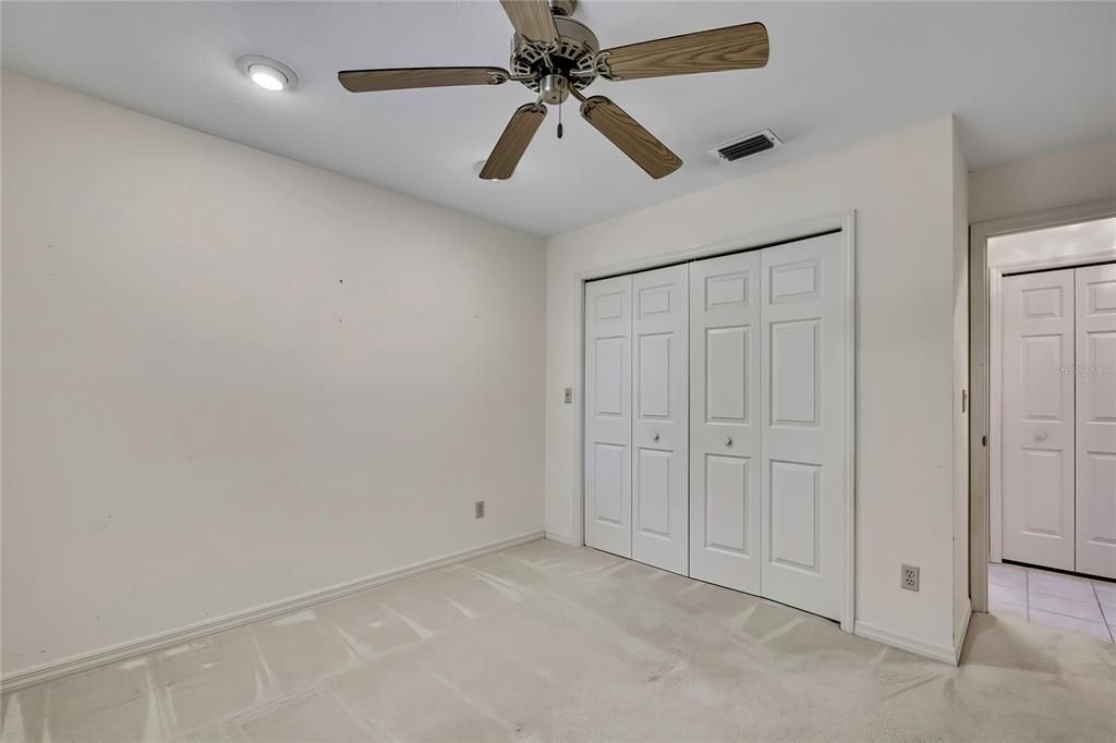 合同活跃: $359,000 (4 贝兹, 2 浴室, 2556 平方英尺)