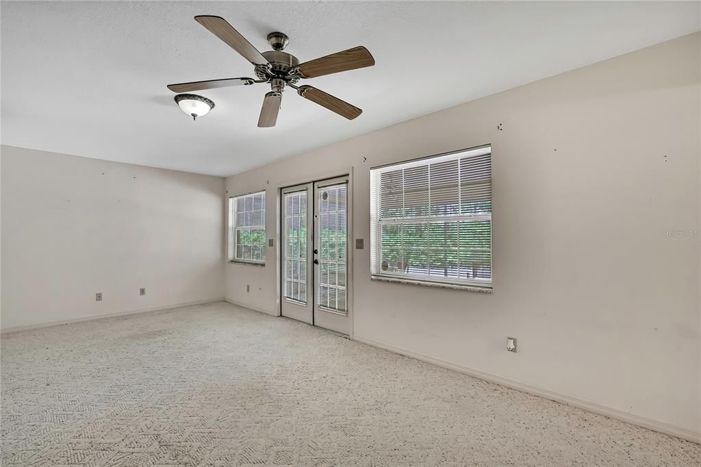 合同活跃: $359,000 (4 贝兹, 2 浴室, 2556 平方英尺)