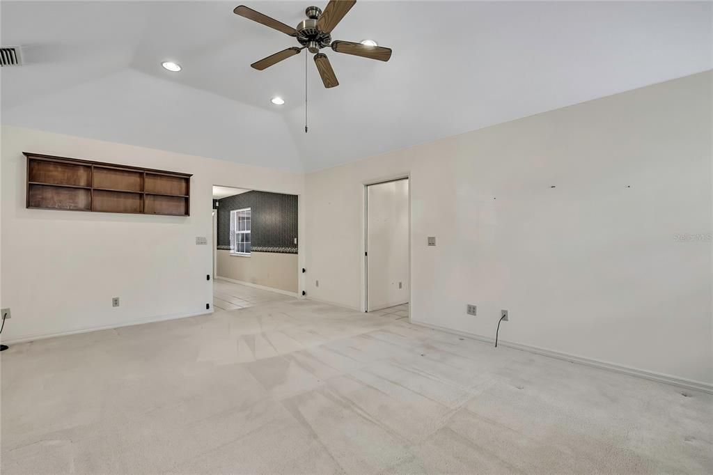 合同活跃: $359,000 (4 贝兹, 2 浴室, 2556 平方英尺)