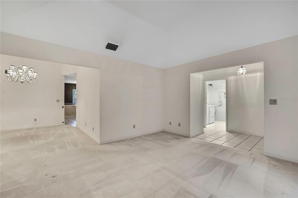 合同活跃: $359,000 (4 贝兹, 2 浴室, 2556 平方英尺)