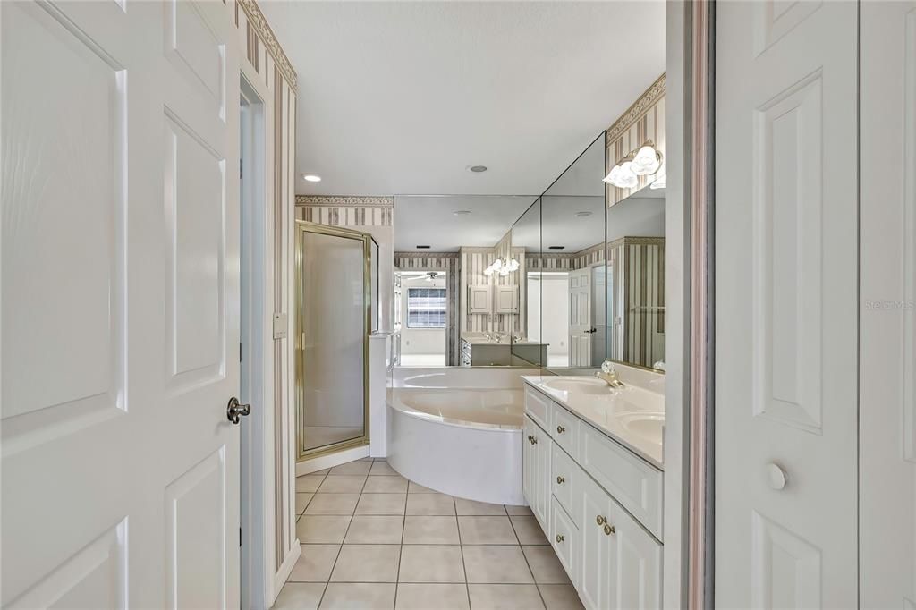 合同活跃: $359,000 (4 贝兹, 2 浴室, 2556 平方英尺)