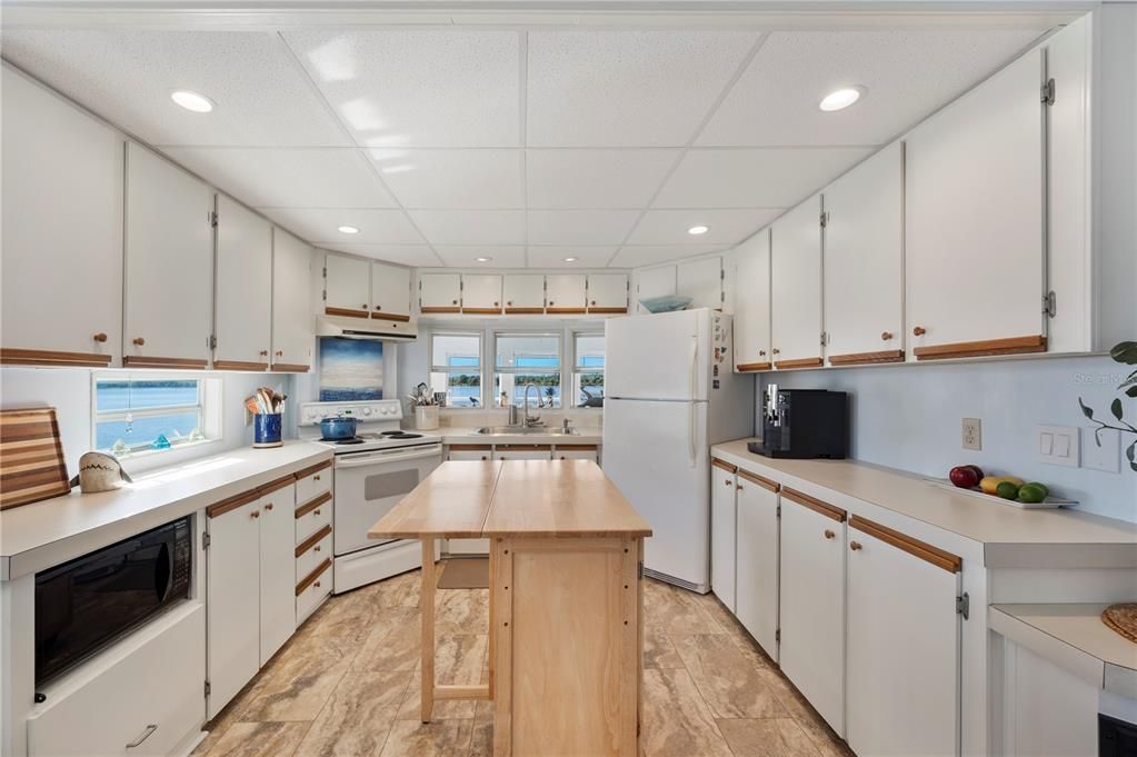 待售: $175,000 (2 贝兹, 2 浴室, 1116 平方英尺)