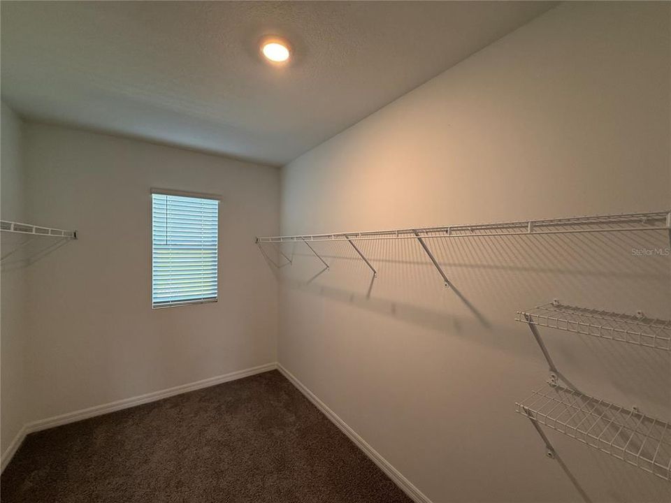 Activo con contrato: $2,200 (4 camas, 2 baños, 2305 Pies cuadrados)