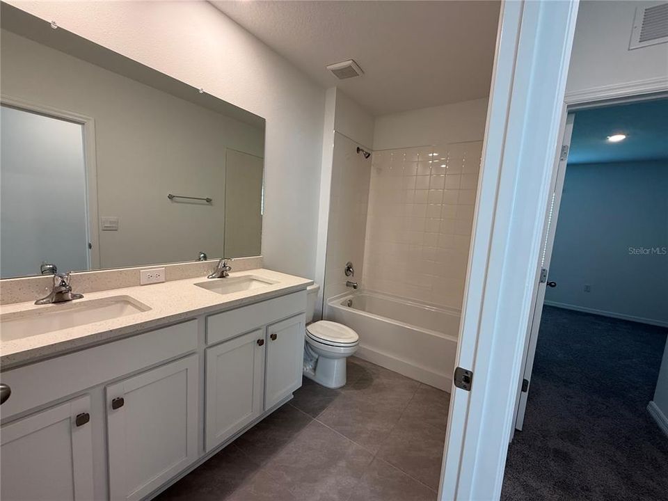 Activo con contrato: $2,200 (4 camas, 2 baños, 2305 Pies cuadrados)