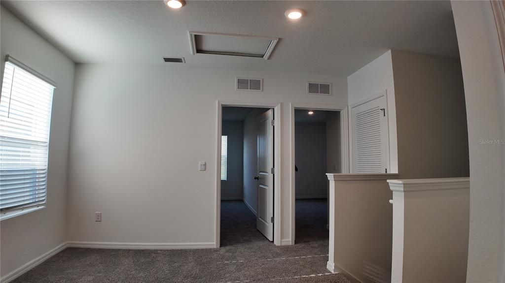 Activo con contrato: $2,200 (4 camas, 2 baños, 2305 Pies cuadrados)