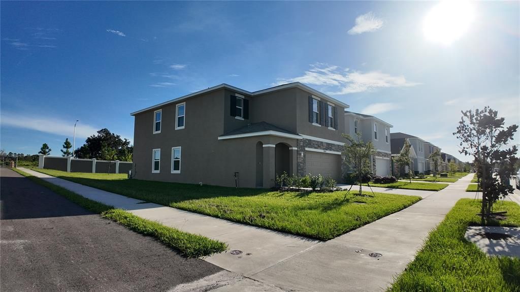 Activo con contrato: $2,200 (4 camas, 2 baños, 2305 Pies cuadrados)