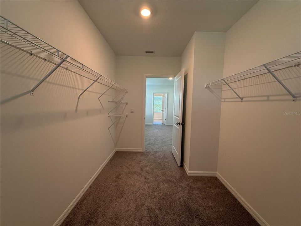 Activo con contrato: $2,200 (4 camas, 2 baños, 2305 Pies cuadrados)