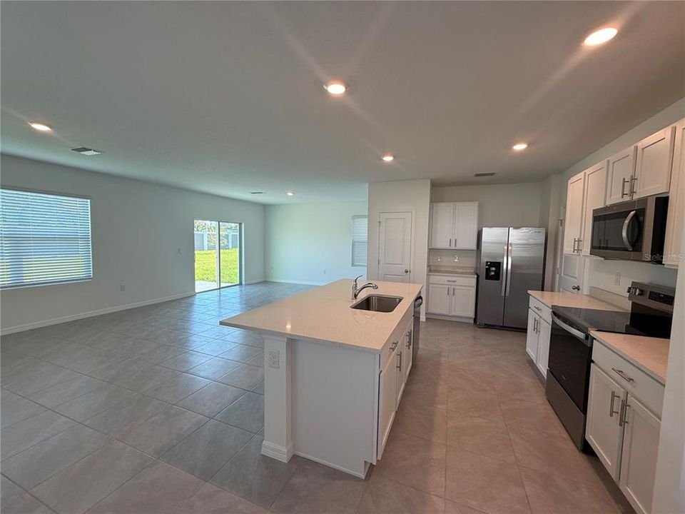 Activo con contrato: $2,200 (4 camas, 2 baños, 2305 Pies cuadrados)