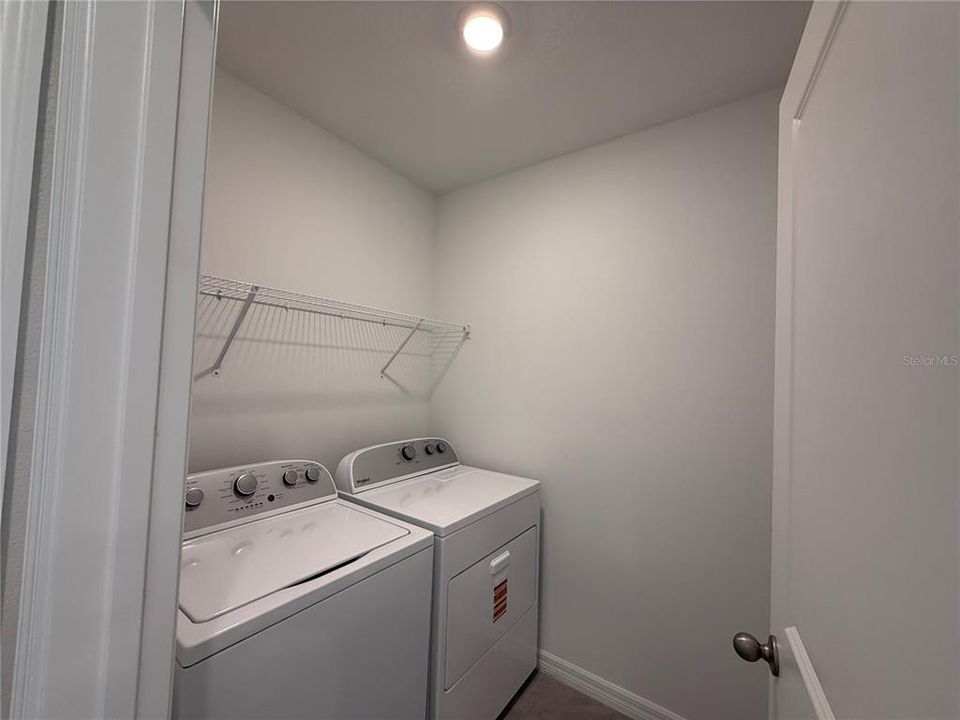 Activo con contrato: $2,200 (4 camas, 2 baños, 2305 Pies cuadrados)