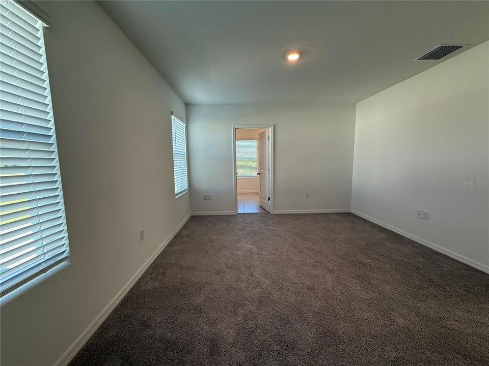 Activo con contrato: $2,200 (4 camas, 2 baños, 2305 Pies cuadrados)