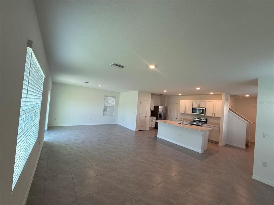 Activo con contrato: $2,200 (4 camas, 2 baños, 2305 Pies cuadrados)