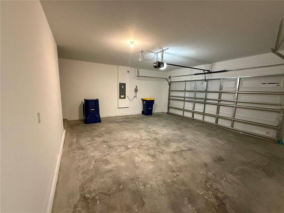 Activo con contrato: $2,200 (4 camas, 2 baños, 2305 Pies cuadrados)