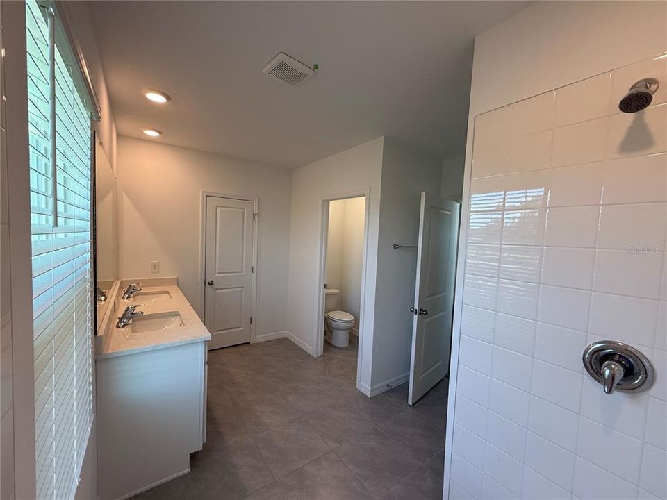 Activo con contrato: $2,200 (4 camas, 2 baños, 2305 Pies cuadrados)