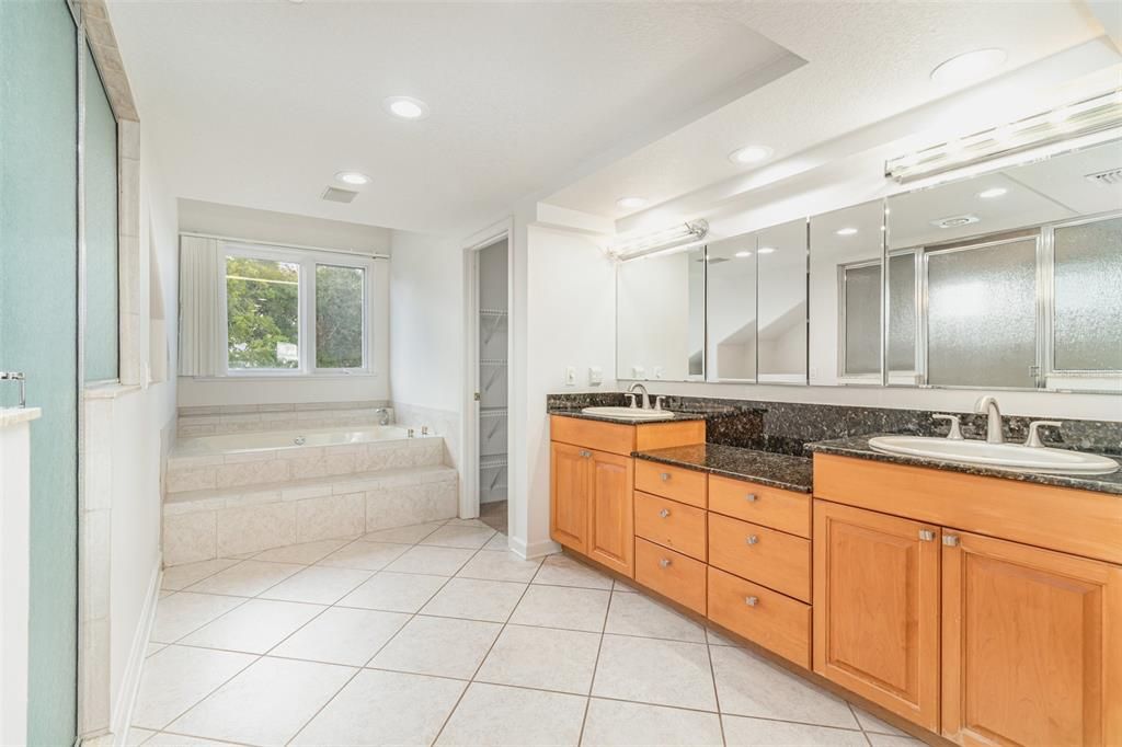 For Sale: $3,350,000 (5 beds, 4 baths, 6834 Square Feet)