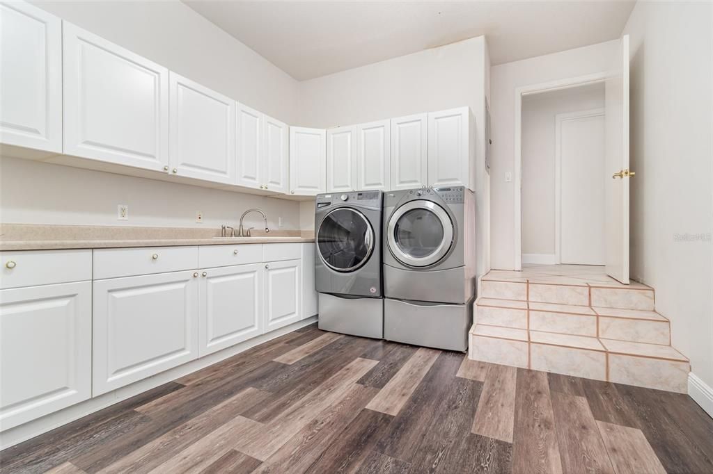 For Sale: $3,350,000 (5 beds, 4 baths, 6834 Square Feet)