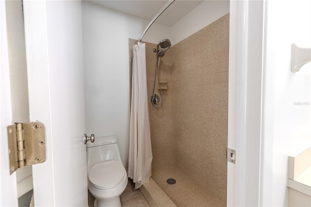 合同活跃: $192,000 (2 贝兹, 2 浴室, 970 平方英尺)