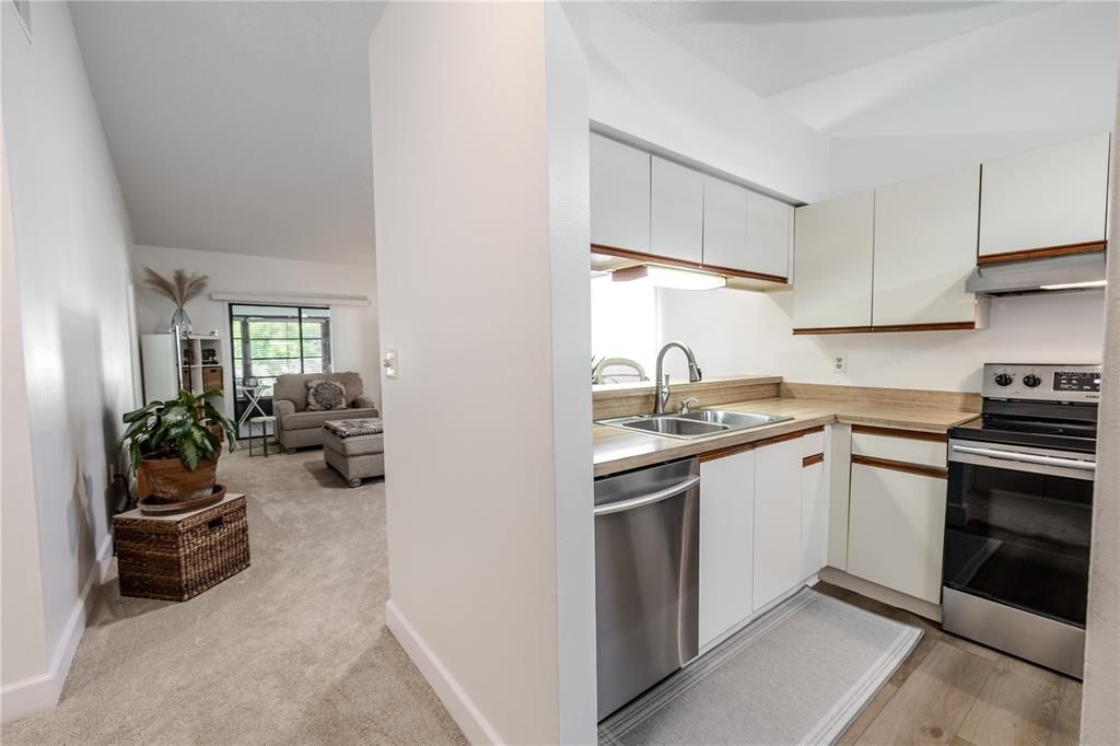 合同活跃: $192,000 (2 贝兹, 2 浴室, 970 平方英尺)