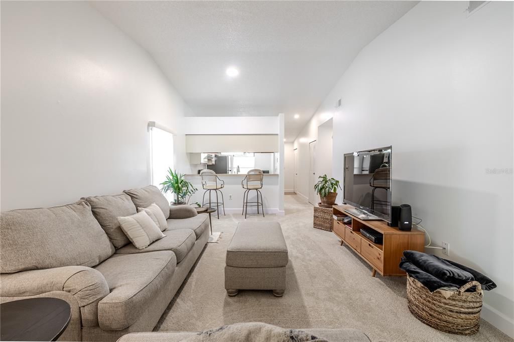 合同活跃: $192,000 (2 贝兹, 2 浴室, 970 平方英尺)