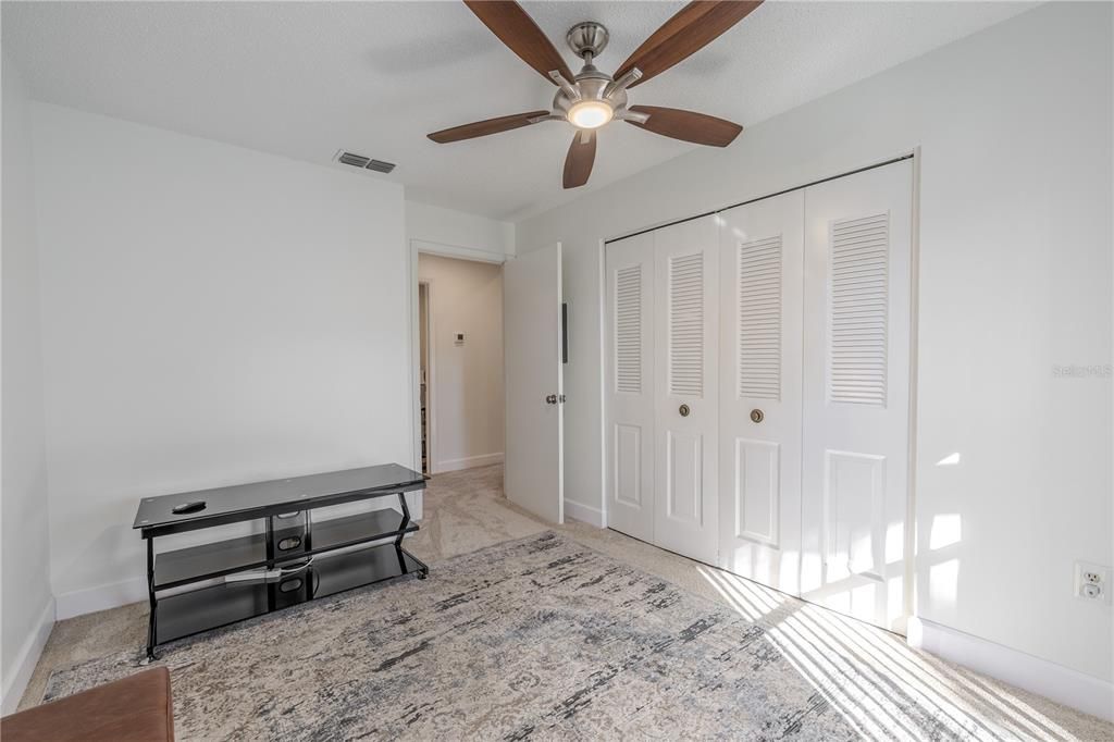 合同活跃: $192,000 (2 贝兹, 2 浴室, 970 平方英尺)