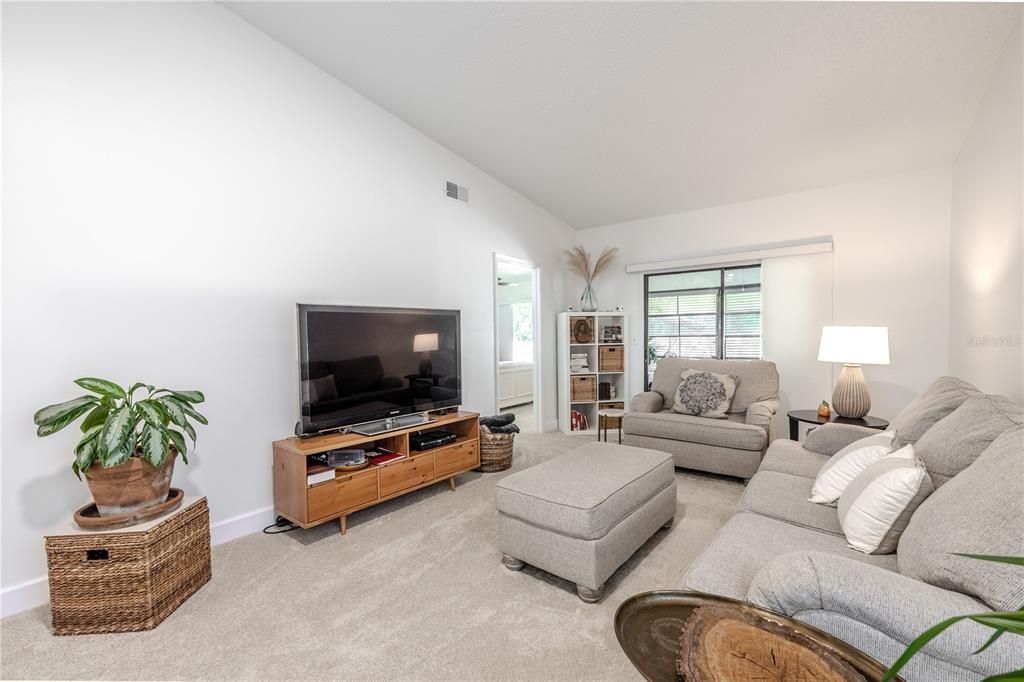 合同活跃: $192,000 (2 贝兹, 2 浴室, 970 平方英尺)