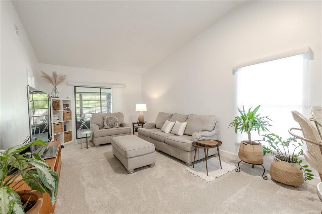 合同活跃: $192,000 (2 贝兹, 2 浴室, 970 平方英尺)