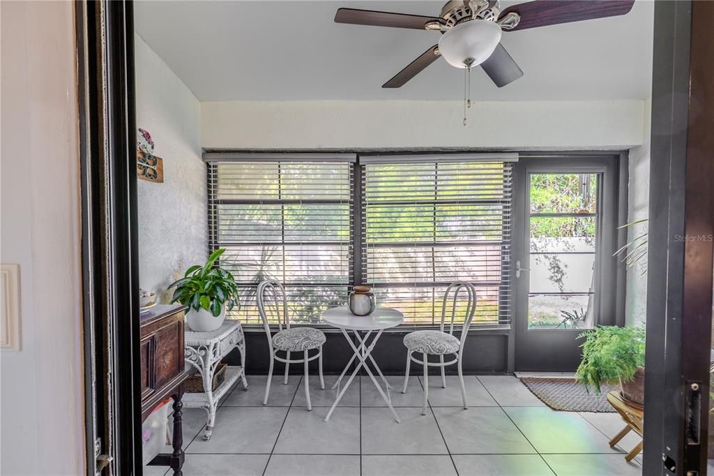 合同活跃: $192,000 (2 贝兹, 2 浴室, 970 平方英尺)