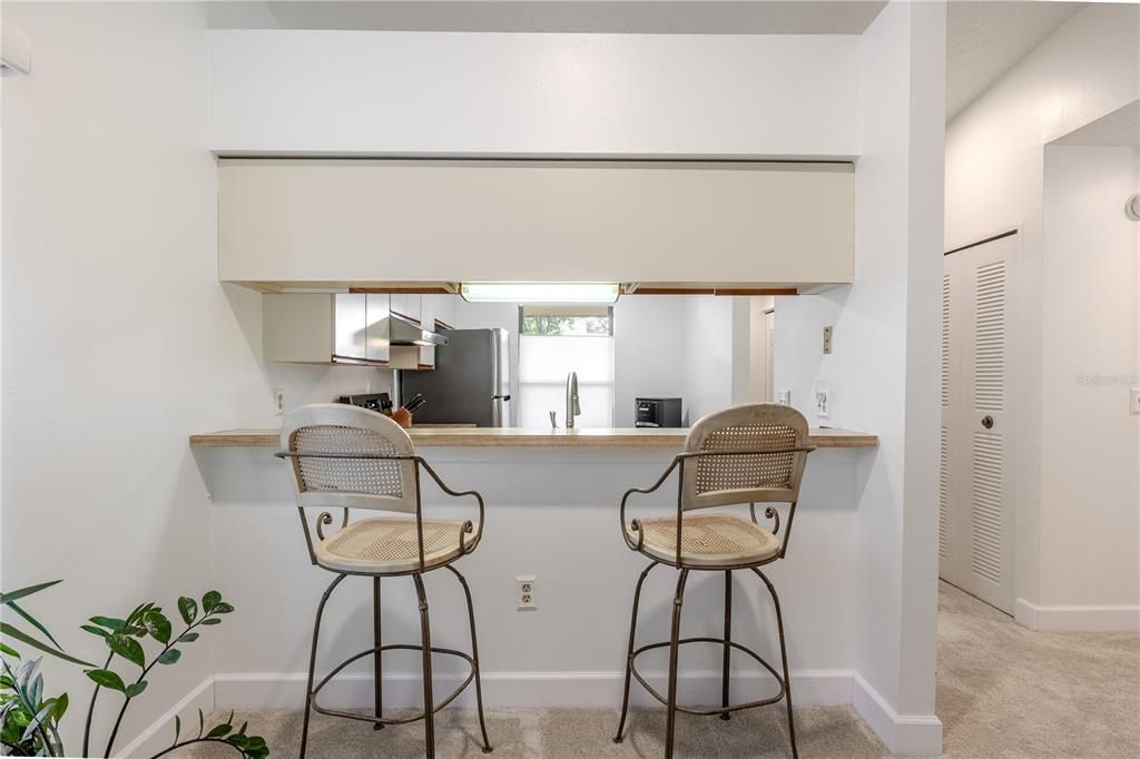 合同活跃: $192,000 (2 贝兹, 2 浴室, 970 平方英尺)