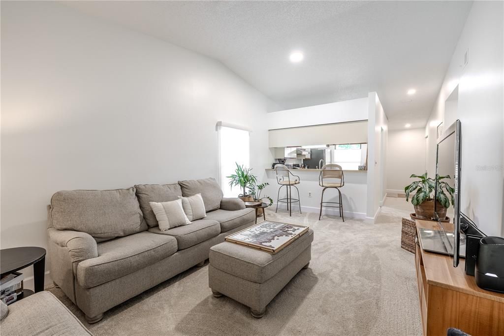 合同活跃: $192,000 (2 贝兹, 2 浴室, 970 平方英尺)